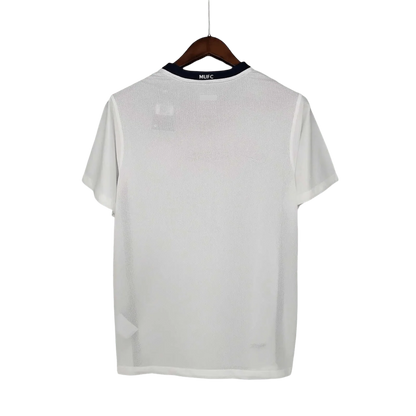 https://cdn.shopify.com/s/files/1/0826/7228/8075/files/20082009-manchester-united-aig-away-white-league-edition-retro-kit-classickits433-435126.webp?v=1741197623