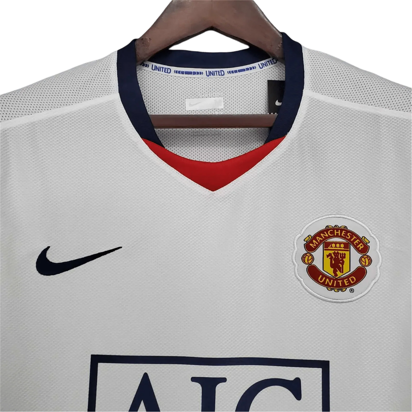 https://cdn.shopify.com/s/files/1/0826/7228/8075/files/20082009-manchester-united-aig-away-white-league-edition-retro-kit-classickits433-594537.webp?v=1741197624