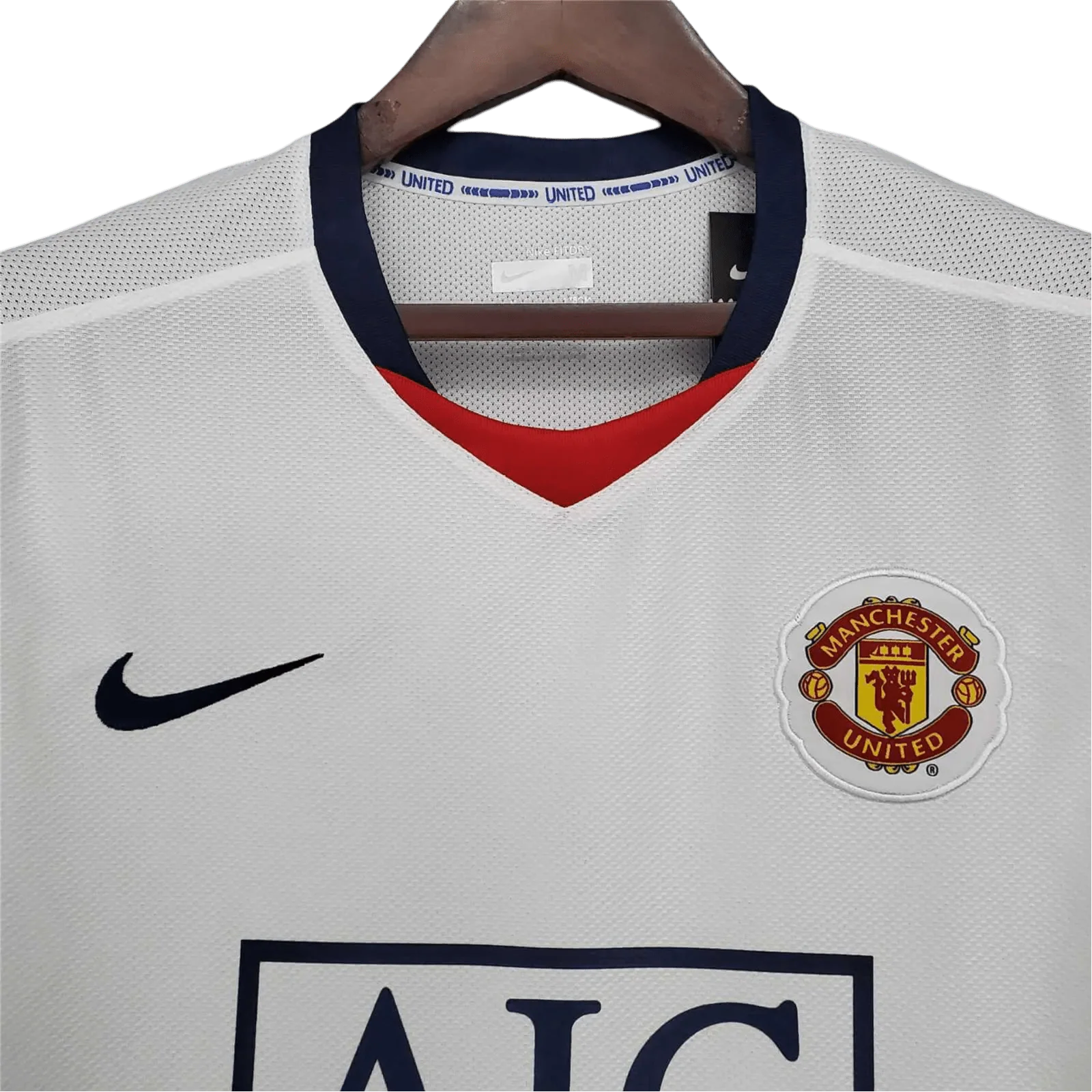 https://cdn.shopify.com/s/files/1/0826/7228/8075/files/20082009-manchester-united-aig-away-white-league-edition-retro-kit-classickits433-594537.webp?v=1741197624