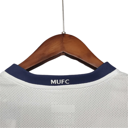 https://cdn.shopify.com/s/files/1/0826/7228/8075/files/20082009-manchester-united-aig-away-white-league-edition-retro-kit-classickits433-713237.webp?v=1741197624
