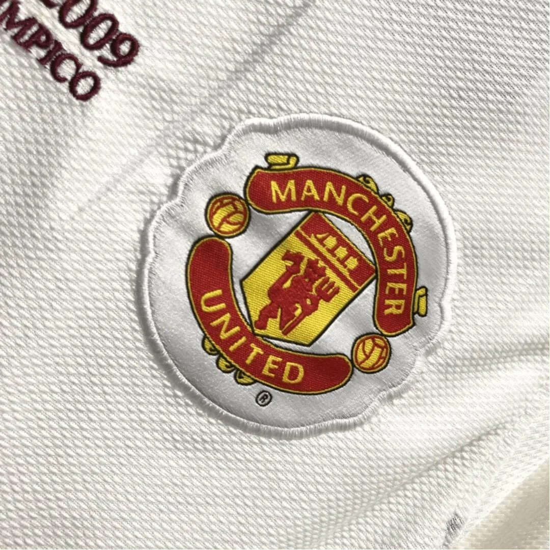 https://cdn.shopify.com/s/files/1/0826/7228/8075/files/20082009-manchester-united-aig-away-white-ucl-final-retro-kit-long-sleeves-classickits433-391501.webp?v=1741197626
