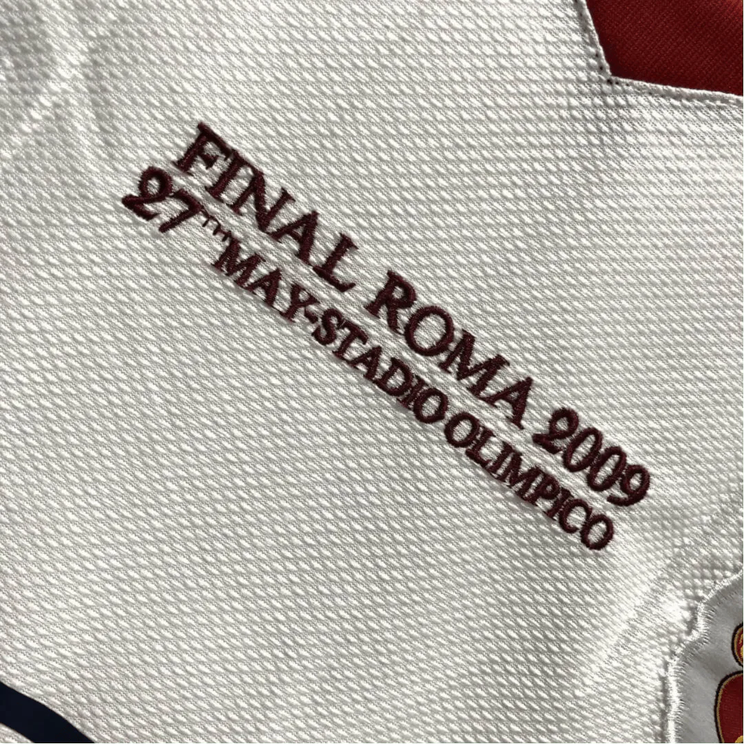 https://cdn.shopify.com/s/files/1/0826/7228/8075/files/20082009-manchester-united-aig-away-white-ucl-final-retro-kit-long-sleeves-classickits433-542058.webp?v=1741197625