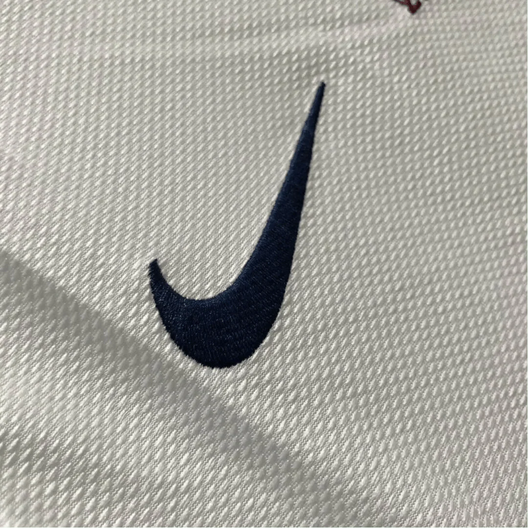 https://cdn.shopify.com/s/files/1/0826/7228/8075/files/20082009-manchester-united-aig-away-white-ucl-final-retro-kit-long-sleeves-classickits433-613059.webp?v=1741197623