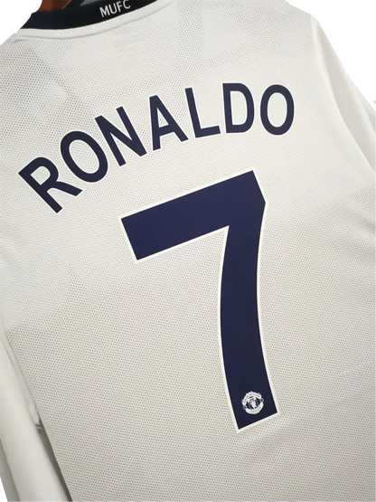https://cdn.shopify.com/s/files/1/0826/7228/8075/files/20082009-manchester-united-aig-away-white-ucl-final-retro-kit-long-sleeves-classickits433-694627.webp?v=1741197623