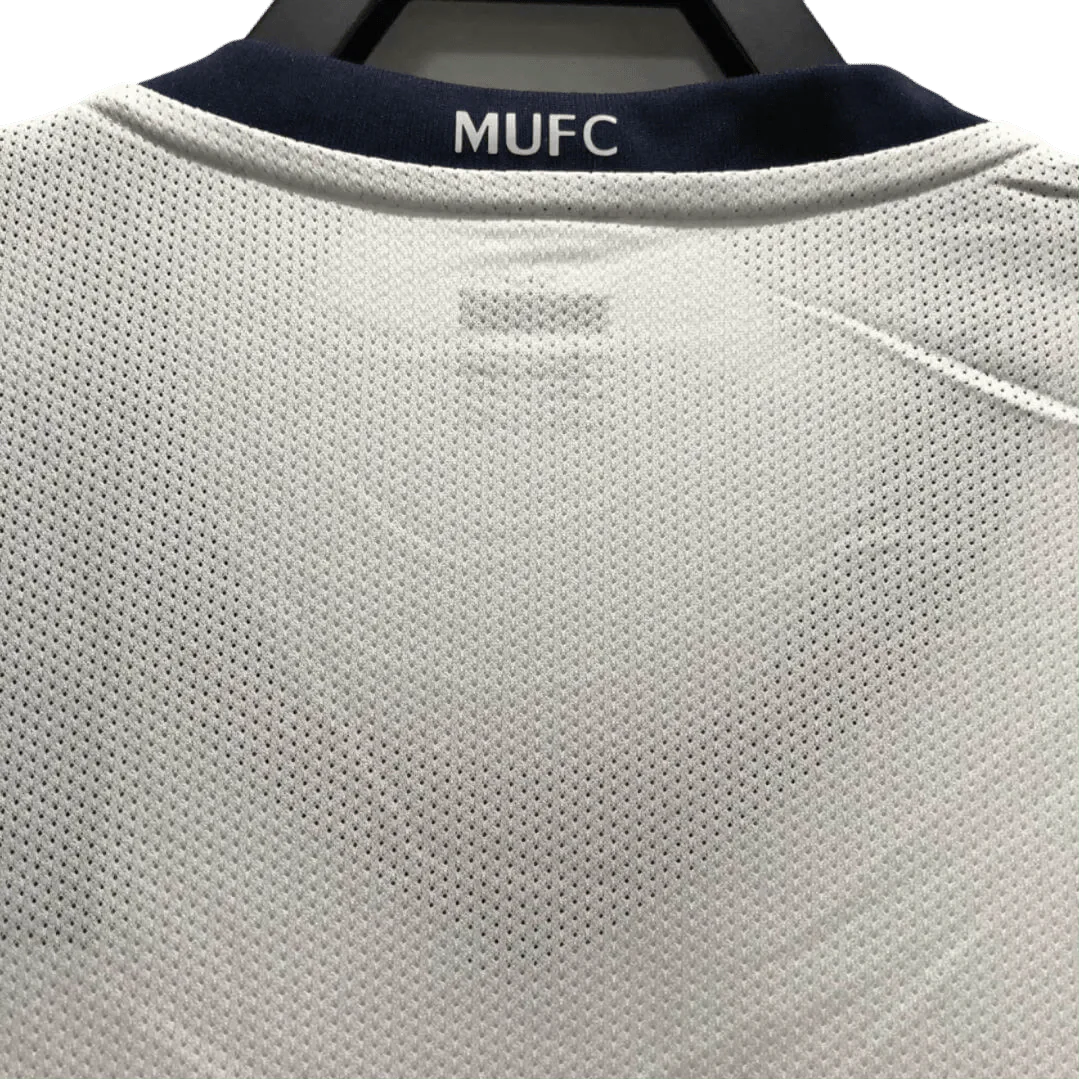 https://cdn.shopify.com/s/files/1/0826/7228/8075/files/20082009-manchester-united-aig-away-white-ucl-final-retro-kit-long-sleeves-classickits433-750887.webp?v=1741197624