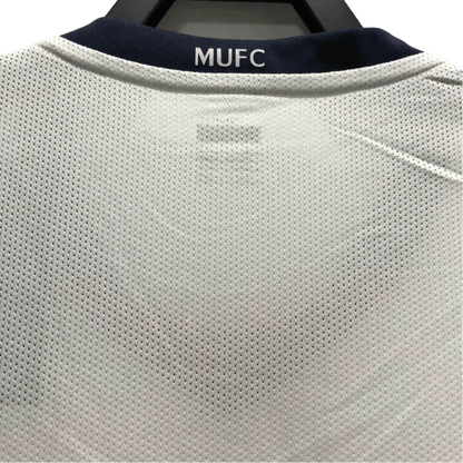 https://cdn.shopify.com/s/files/1/0826/7228/8075/files/20082009-manchester-united-aig-away-white-ucl-final-retro-kit-long-sleeves-classickits433-750887.webp?v=1741197624