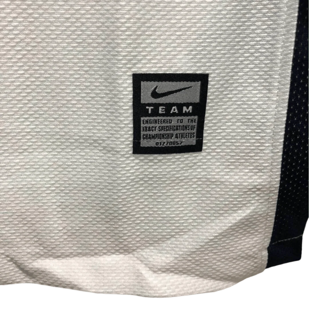 https://cdn.shopify.com/s/files/1/0826/7228/8075/files/20082009-manchester-united-aig-away-white-ucl-final-retro-kit-long-sleeves-classickits433-843127.webp?v=1741197661