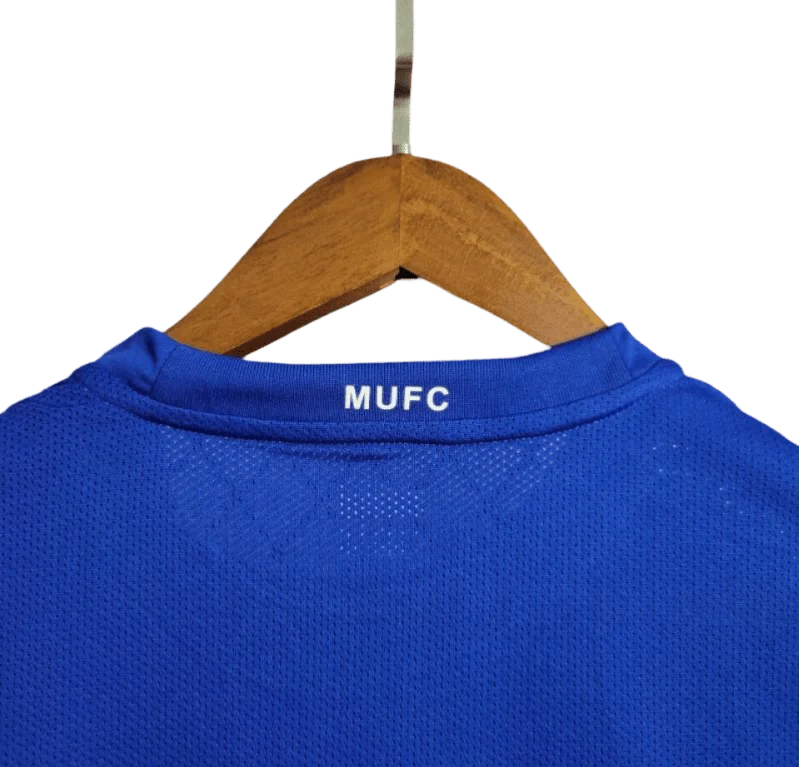 https://cdn.shopify.com/s/files/1/0826/7228/8075/files/20082009-manchester-united-aig-blue-third-retro-kit-classickits433-918152.webp?v=1741198444