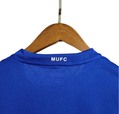 https://cdn.shopify.com/s/files/1/0826/7228/8075/files/20082009-manchester-united-aig-blue-third-retro-kit-classickits433-918152.webp?v=1741198444