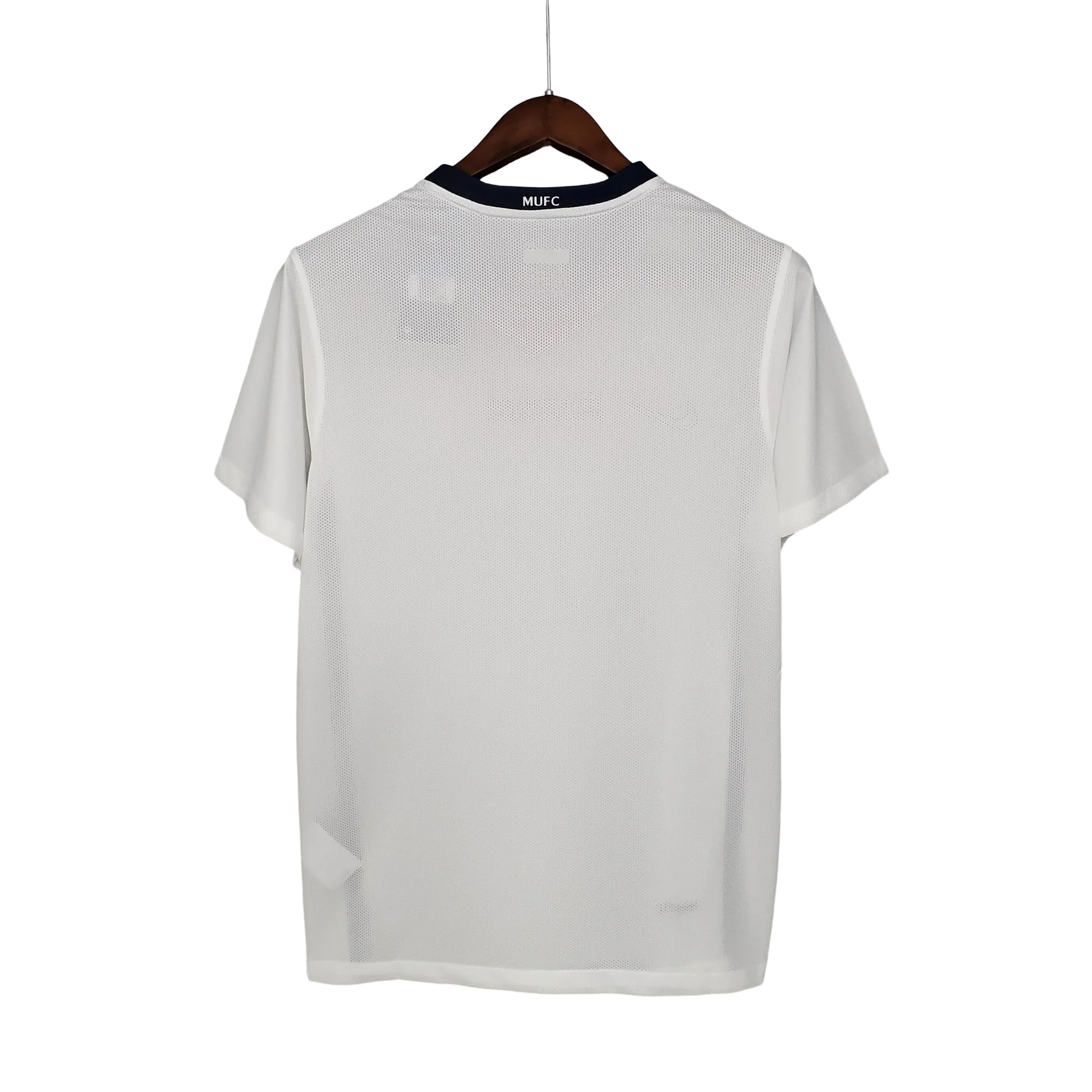 https://cdn.shopify.com/s/files/1/0826/7228/8075/files/20082009-manchester-united-aig-white-away-retro-kit-classickits433-144803.webp?v=1741198473