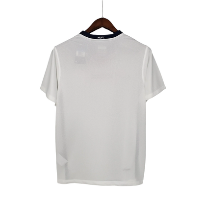 https://cdn.shopify.com/s/files/1/0826/7228/8075/files/20082009-manchester-united-aig-white-away-retro-kit-classickits433-144803.webp?v=1741198473
