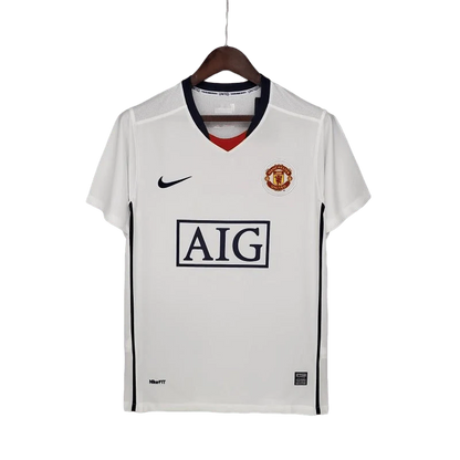 https://cdn.shopify.com/s/files/1/0826/7228/8075/files/20082009-manchester-united-aig-white-away-retro-kit-classickits433-439379.webp?v=1741198472