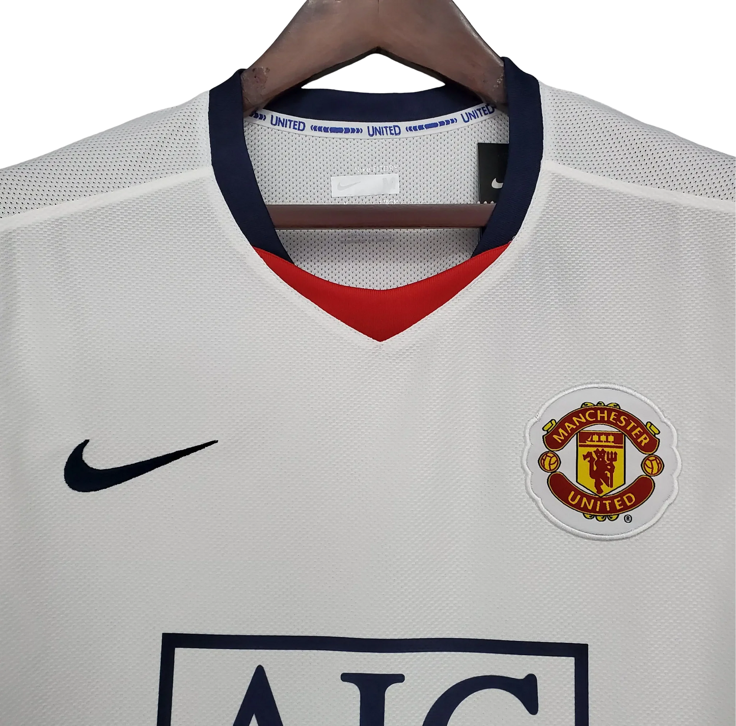 https://cdn.shopify.com/s/files/1/0826/7228/8075/files/20082009-manchester-united-aig-white-away-retro-kit-classickits433-909152.webp?v=1741198475