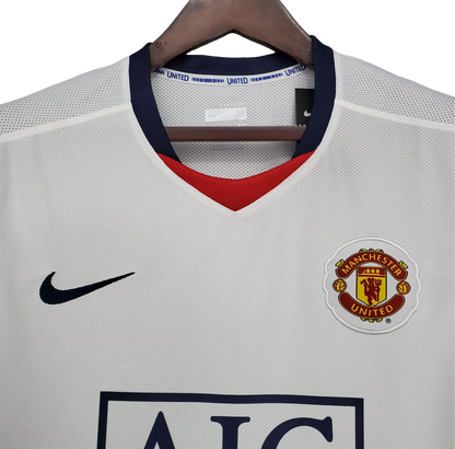 https://cdn.shopify.com/s/files/1/0826/7228/8075/files/20082009-manchester-united-aig-white-away-retro-kit-classickits433-909152.webp?v=1741198475