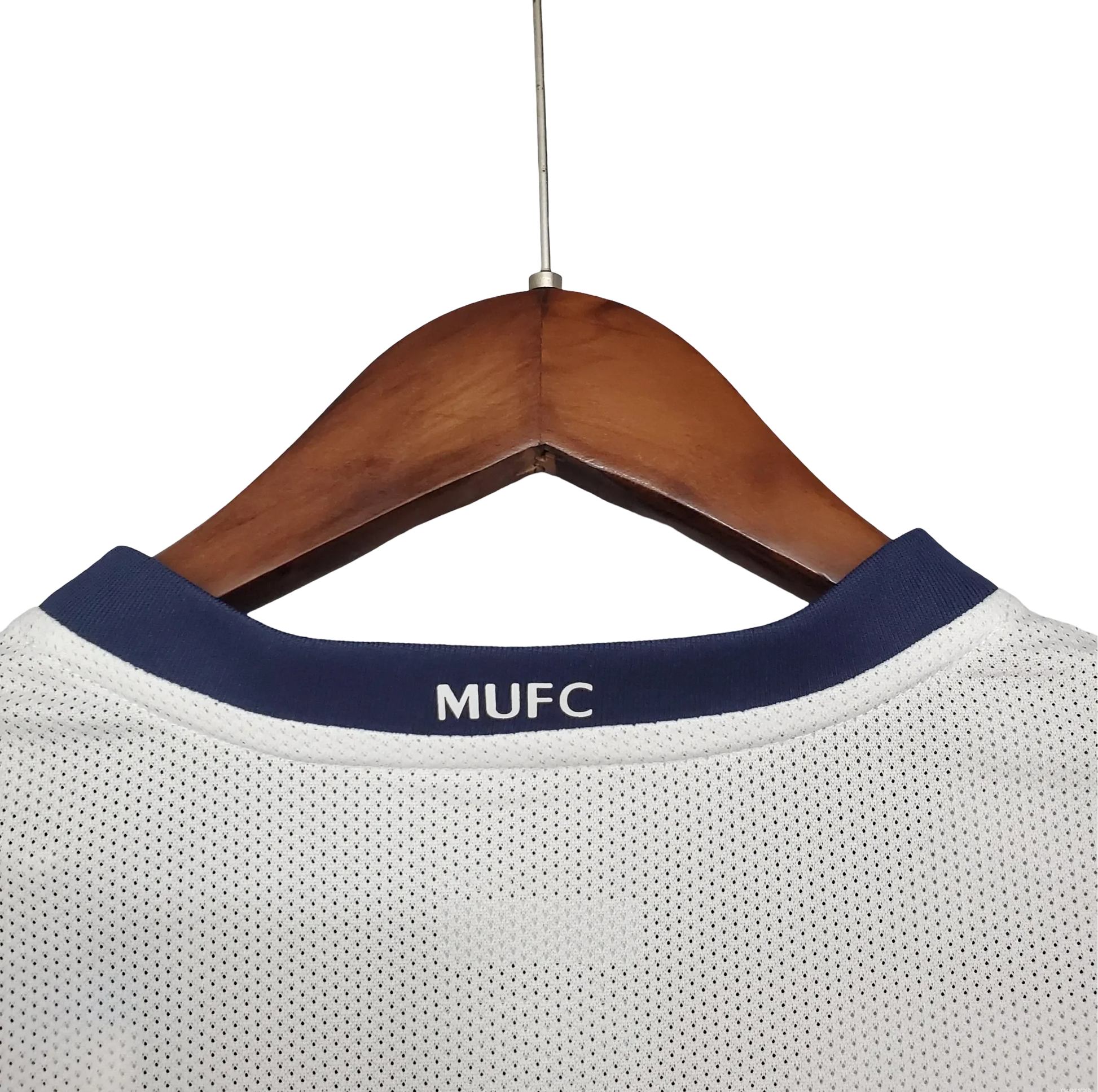 https://cdn.shopify.com/s/files/1/0826/7228/8075/files/20082009-manchester-united-aig-white-away-retro-kit-classickits433-942391.webp?v=1741198474
