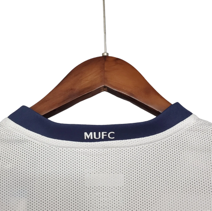 https://cdn.shopify.com/s/files/1/0826/7228/8075/files/20082009-manchester-united-aig-white-away-retro-kit-classickits433-942391.webp?v=1741198474