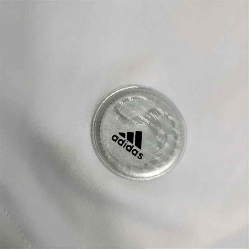 https://cdn.shopify.com/s/files/1/0826/7228/8075/files/20092010-ac-milan-bwin-away-retro-kit-short-sleeves-690619.webp?v=1741197275