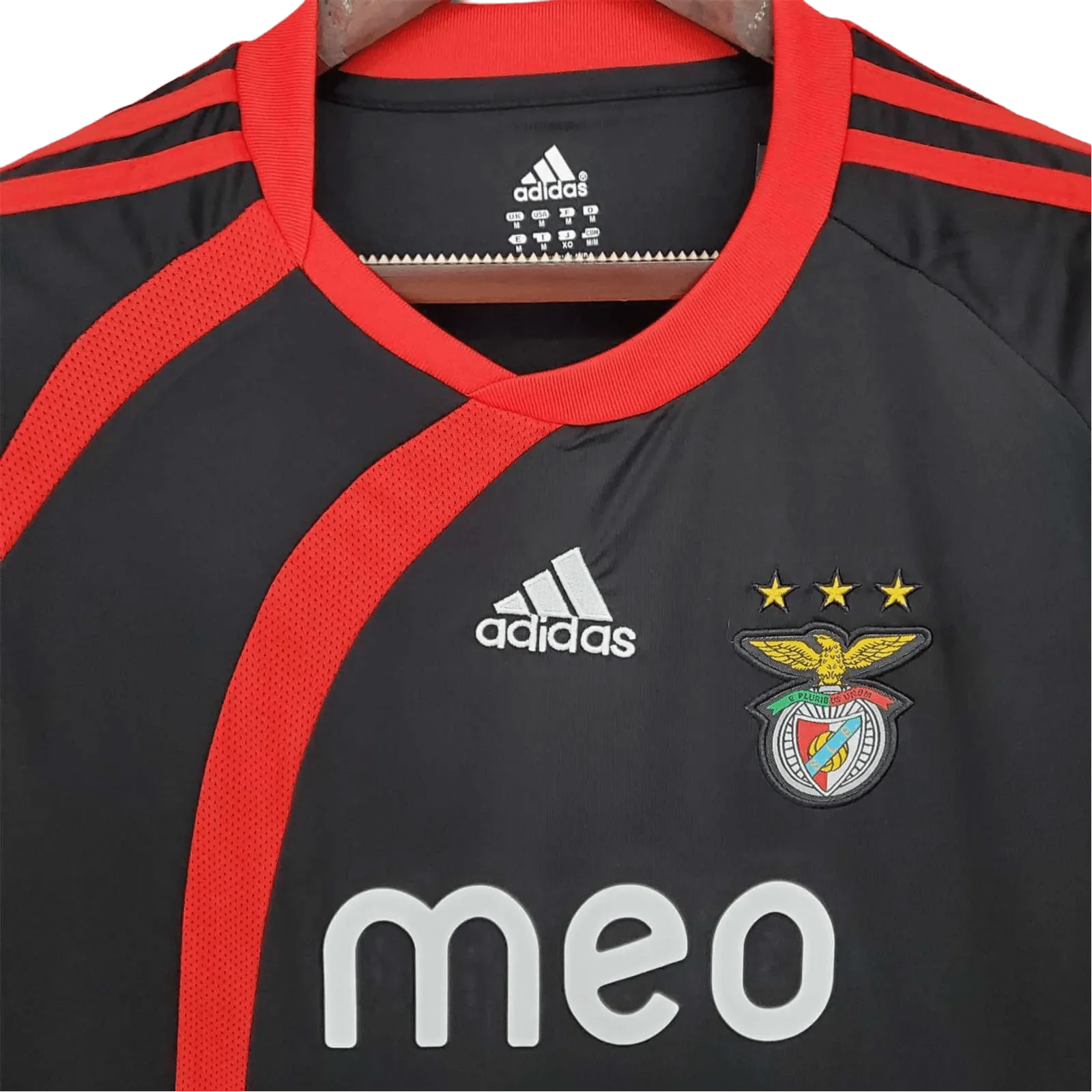 https://cdn.shopify.com/s/files/1/0826/7228/8075/files/20092010-benfica-meo-away-retro-jersey-725785.webp?v=1741198254