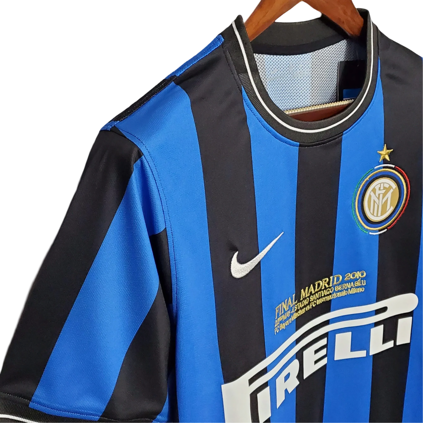 https://cdn.shopify.com/s/files/1/0826/7228/8075/files/20092010-inter-milan-pirelli-home-retro-kit-ucl-final-133750.webp?v=1741197554