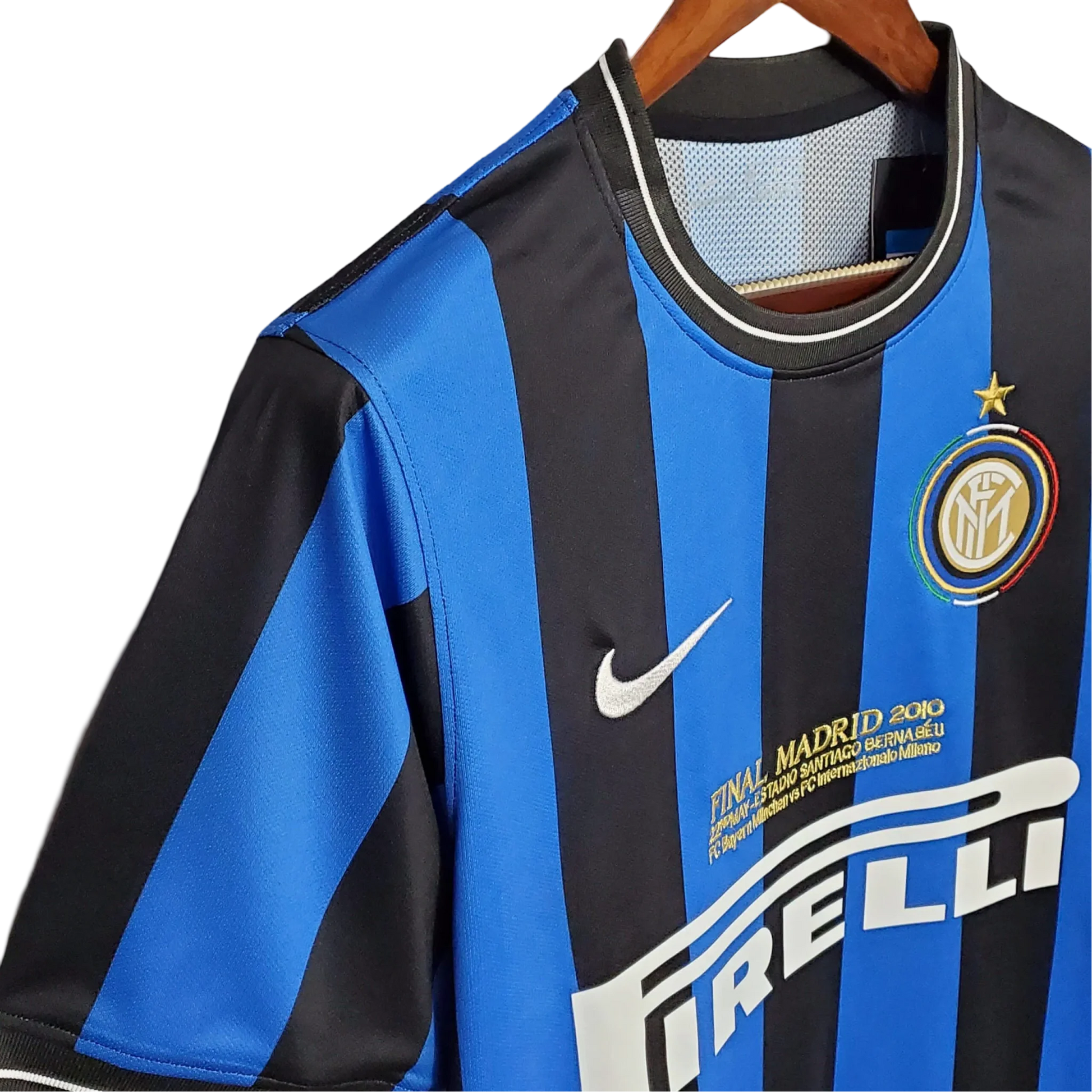 https://cdn.shopify.com/s/files/1/0826/7228/8075/files/20092010-inter-milan-pirelli-home-retro-kit-ucl-final-133750.webp?v=1741197554