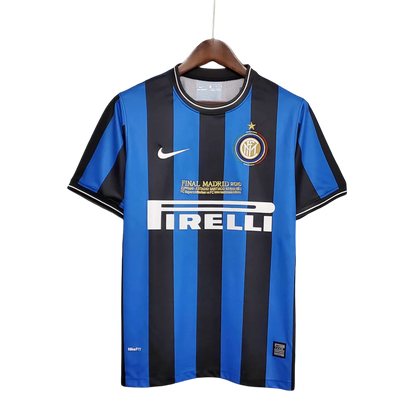 https://cdn.shopify.com/s/files/1/0826/7228/8075/files/20092010-inter-milan-pirelli-home-retro-kit-ucl-final-338506.webp?v=1741197555