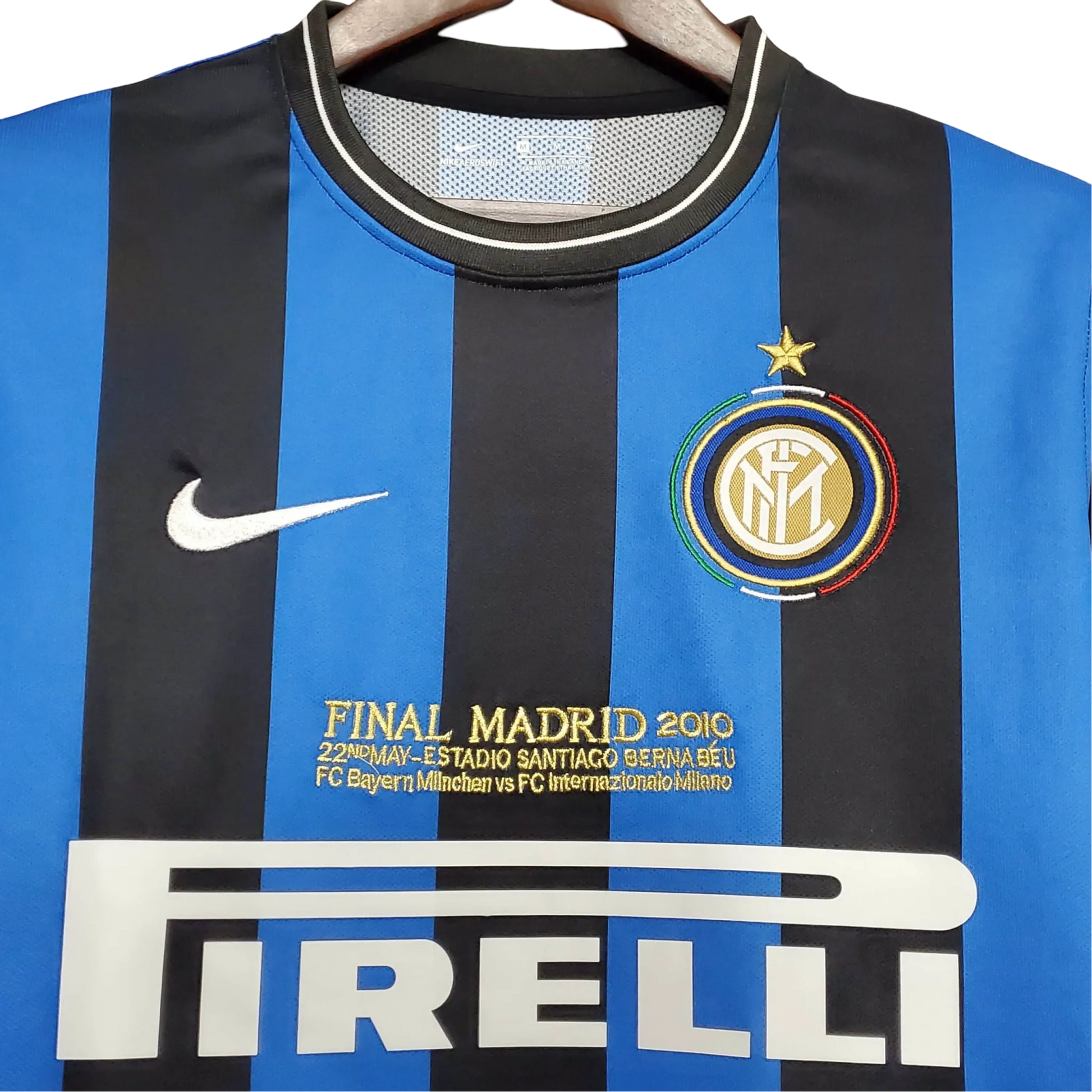 https://cdn.shopify.com/s/files/1/0826/7228/8075/files/20092010-inter-milan-pirelli-home-retro-kit-ucl-final-559448.webp?v=1741197553