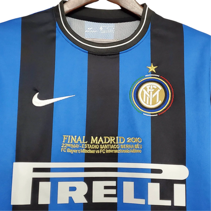 https://cdn.shopify.com/s/files/1/0826/7228/8075/files/20092010-inter-milan-pirelli-home-retro-kit-ucl-final-559448.webp?v=1741197553
