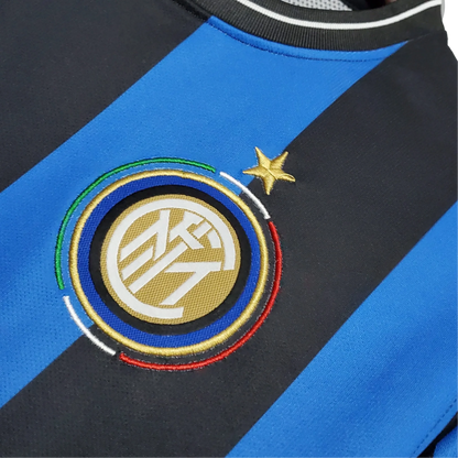 https://cdn.shopify.com/s/files/1/0826/7228/8075/files/20092010-inter-milan-pirelli-home-retro-kit-ucl-final-697169.webp?v=1741197554
