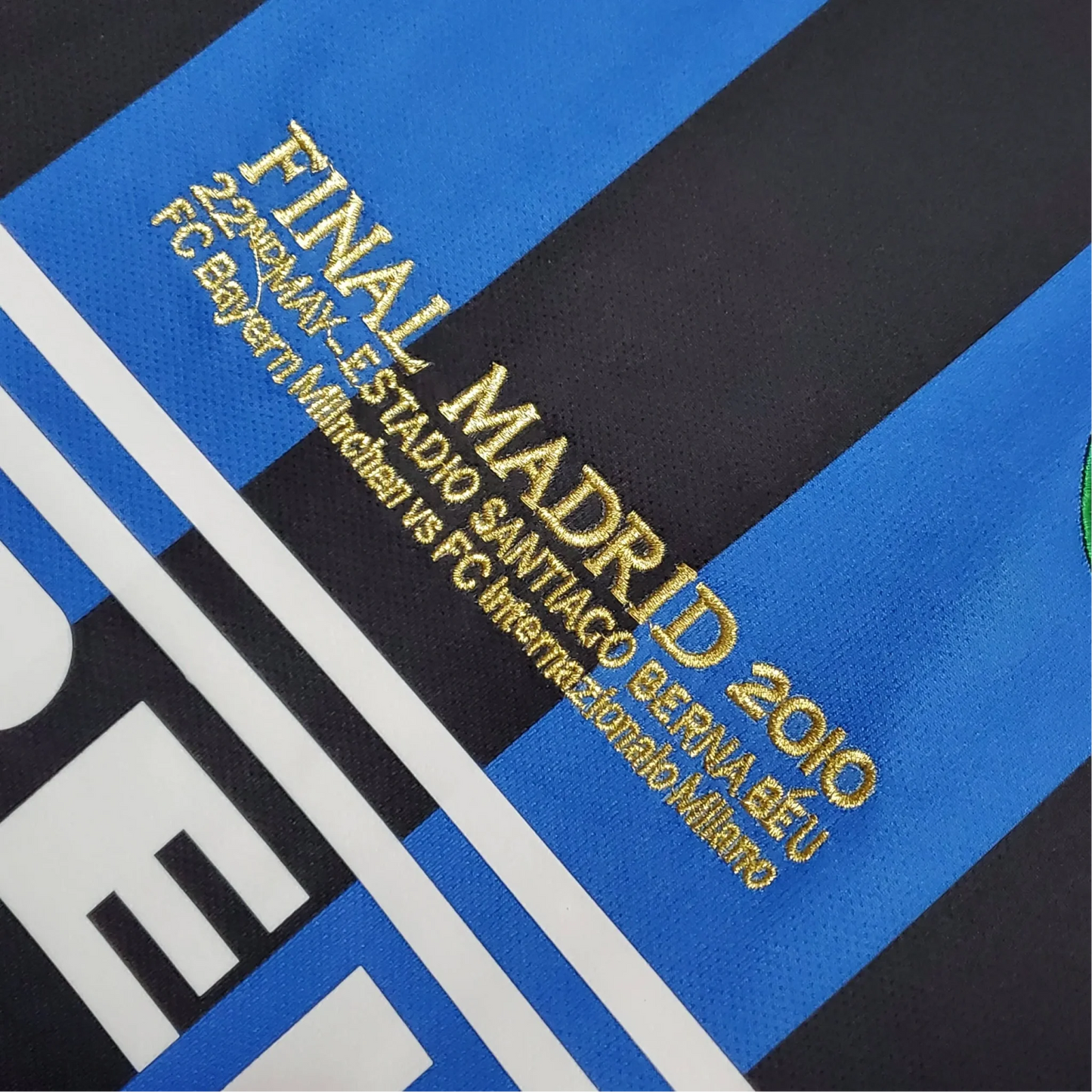 https://cdn.shopify.com/s/files/1/0826/7228/8075/files/20092010-inter-milan-pirelli-home-retro-kit-ucl-final-887189.webp?v=1741197557