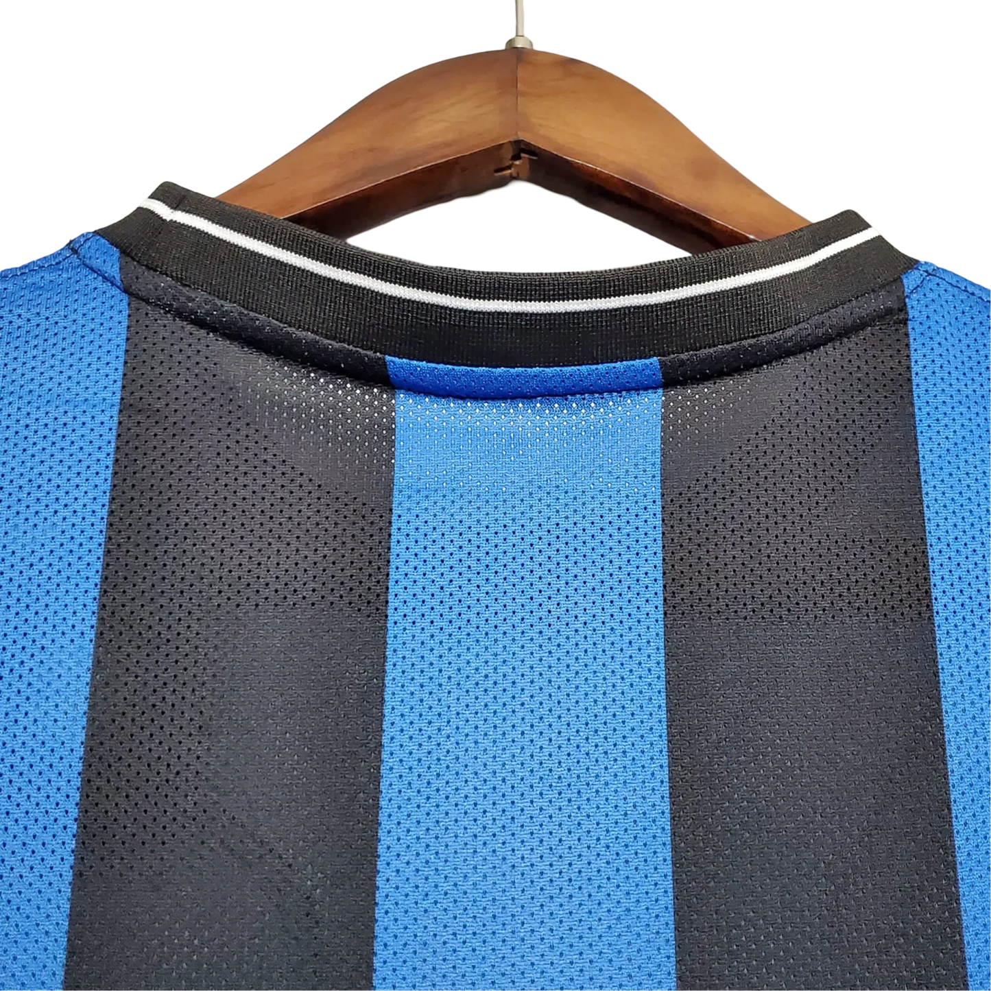 https://cdn.shopify.com/s/files/1/0826/7228/8075/files/20092010-inter-milan-pirelli-home-retro-kit-ucl-final-945735.webp?v=1741197555