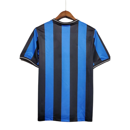 https://cdn.shopify.com/s/files/1/0826/7228/8075/files/20092010-inter-milan-pirelli-home-retro-kit-ucl-final-978889.webp?v=1741197554