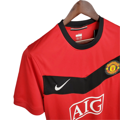 https://cdn.shopify.com/s/files/1/0826/7228/8075/files/20092010-manchester-united-aig-home-retro-kit-classickits433-357342.webp?v=1741197667