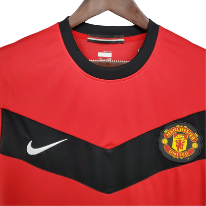 https://cdn.shopify.com/s/files/1/0826/7228/8075/files/20092010-manchester-united-aig-home-retro-kit-classickits433-447666.webp?v=1741197668