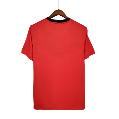 https://cdn.shopify.com/s/files/1/0826/7228/8075/files/20092010-manchester-united-aig-home-retro-kit-classickits433-916884.webp?v=1741197667