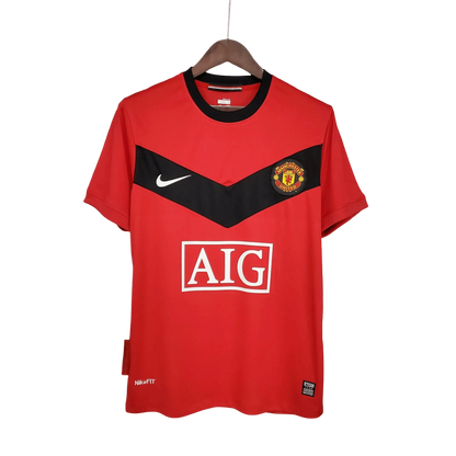 https://cdn.shopify.com/s/files/1/0826/7228/8075/files/20092010-manchester-united-aig-home-retro-kit-classickits433-994888.webp?v=1741197665
