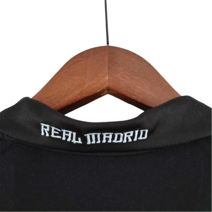 https://cdn.shopify.com/s/files/1/0826/7228/8075/files/20092010-real-madrid-bwin-away-retro-kit-860040.webp?v=1741197447