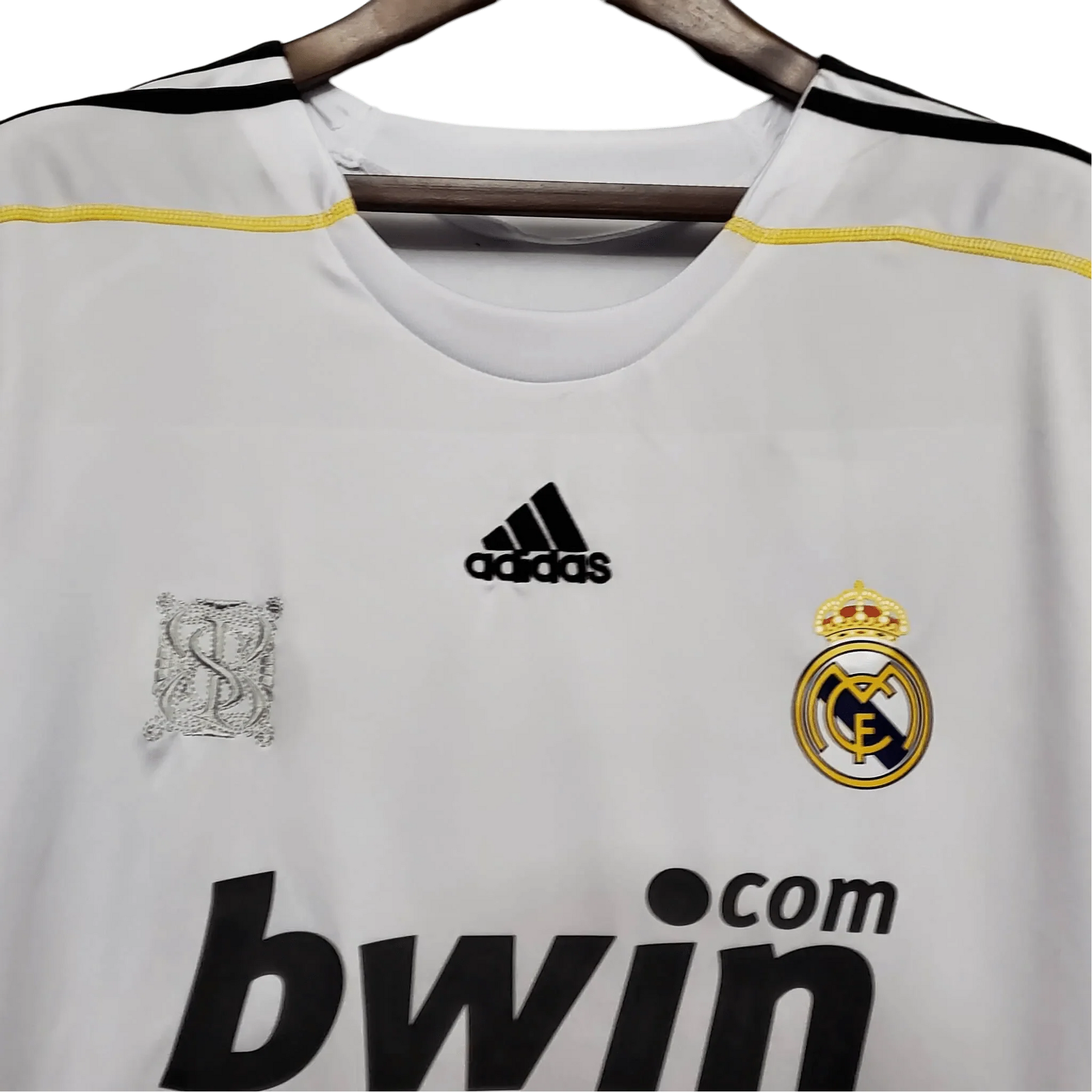 https://cdn.shopify.com/s/files/1/0826/7228/8075/files/20092010-real-madrid-bwin-home-retro-kit-102263.webp?v=1741197457