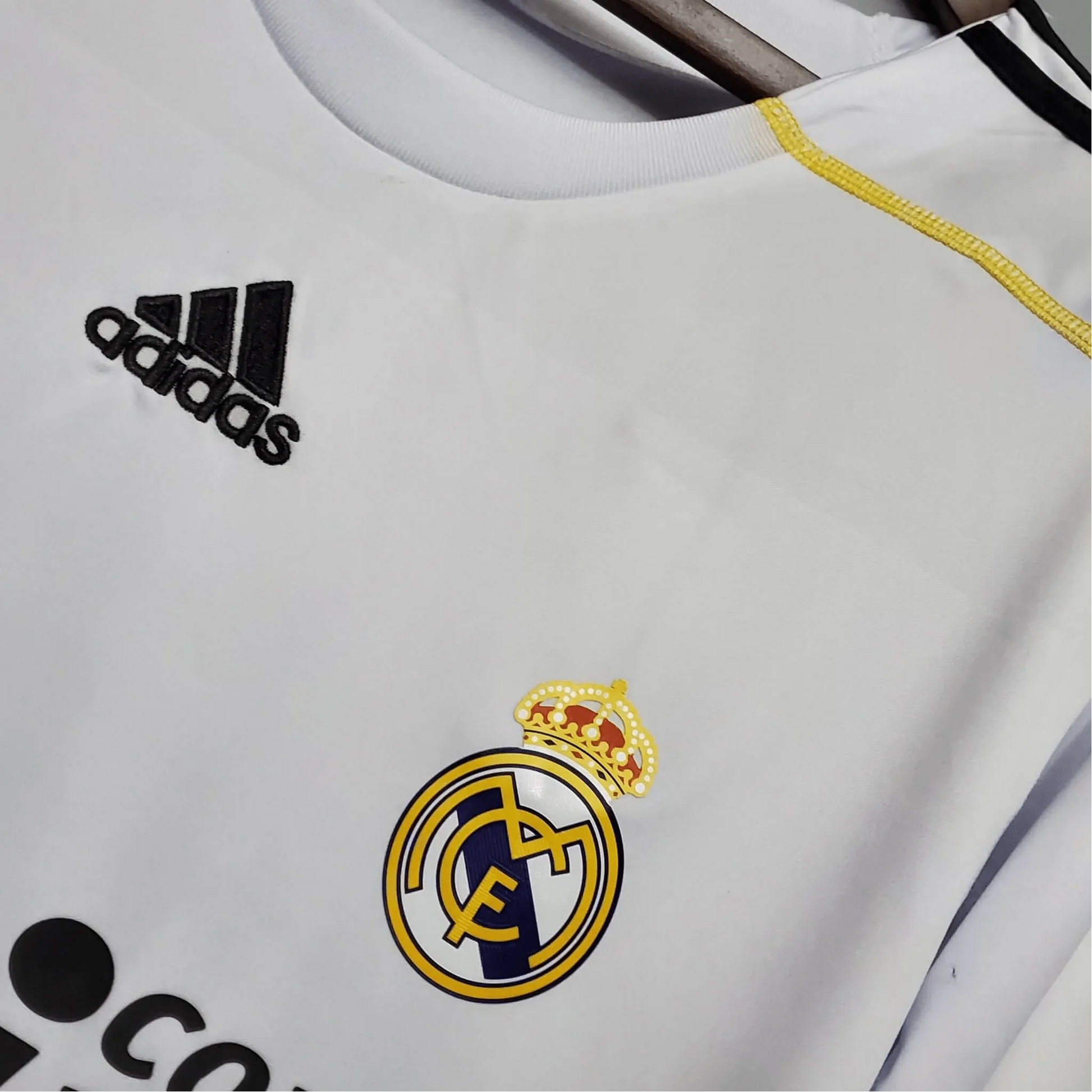 https://cdn.shopify.com/s/files/1/0826/7228/8075/files/20092010-real-madrid-bwin-home-retro-kit-696303.webp?v=1741197454