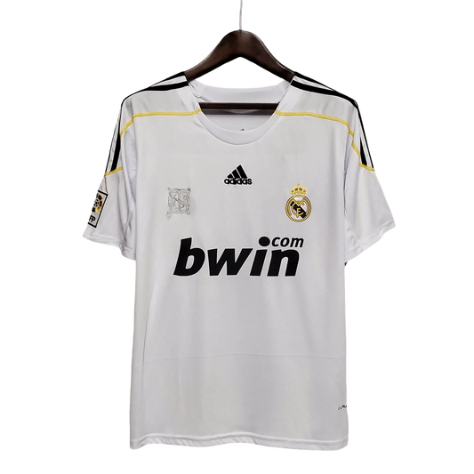 https://cdn.shopify.com/s/files/1/0826/7228/8075/files/20092010-real-madrid-bwin-white-home-retro-kit-classickits433-179065.webp?v=1741198444
