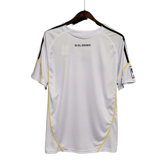 https://cdn.shopify.com/s/files/1/0826/7228/8075/files/20092010-real-madrid-bwin-white-home-retro-kit-classickits433-637047.webp?v=1741198443