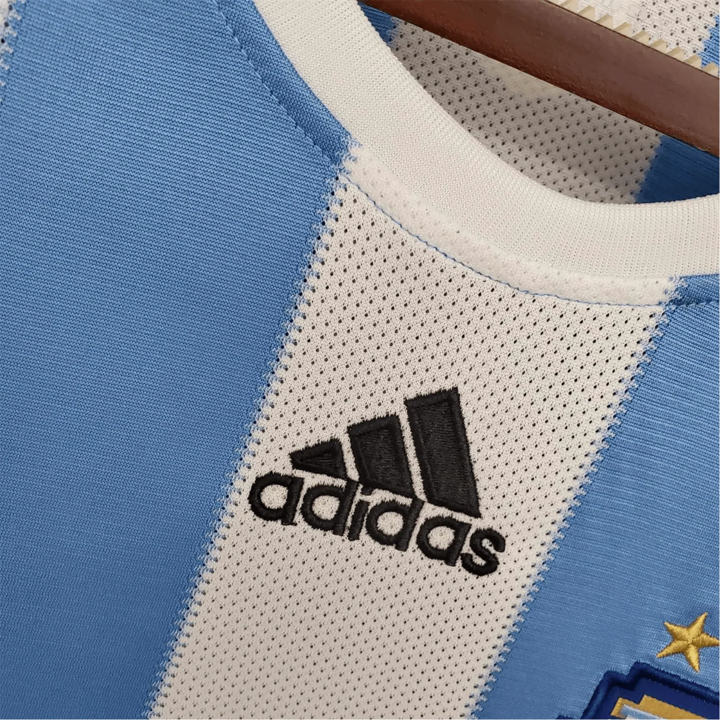https://cdn.shopify.com/s/files/1/0826/7228/8075/files/2010-argentina-home-retro-kit-533044.webp?v=1741197283