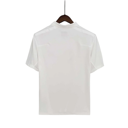 https://cdn.shopify.com/s/files/1/0826/7228/8075/files/2010-england-home-retro-kit-157757.webp?v=1741196946