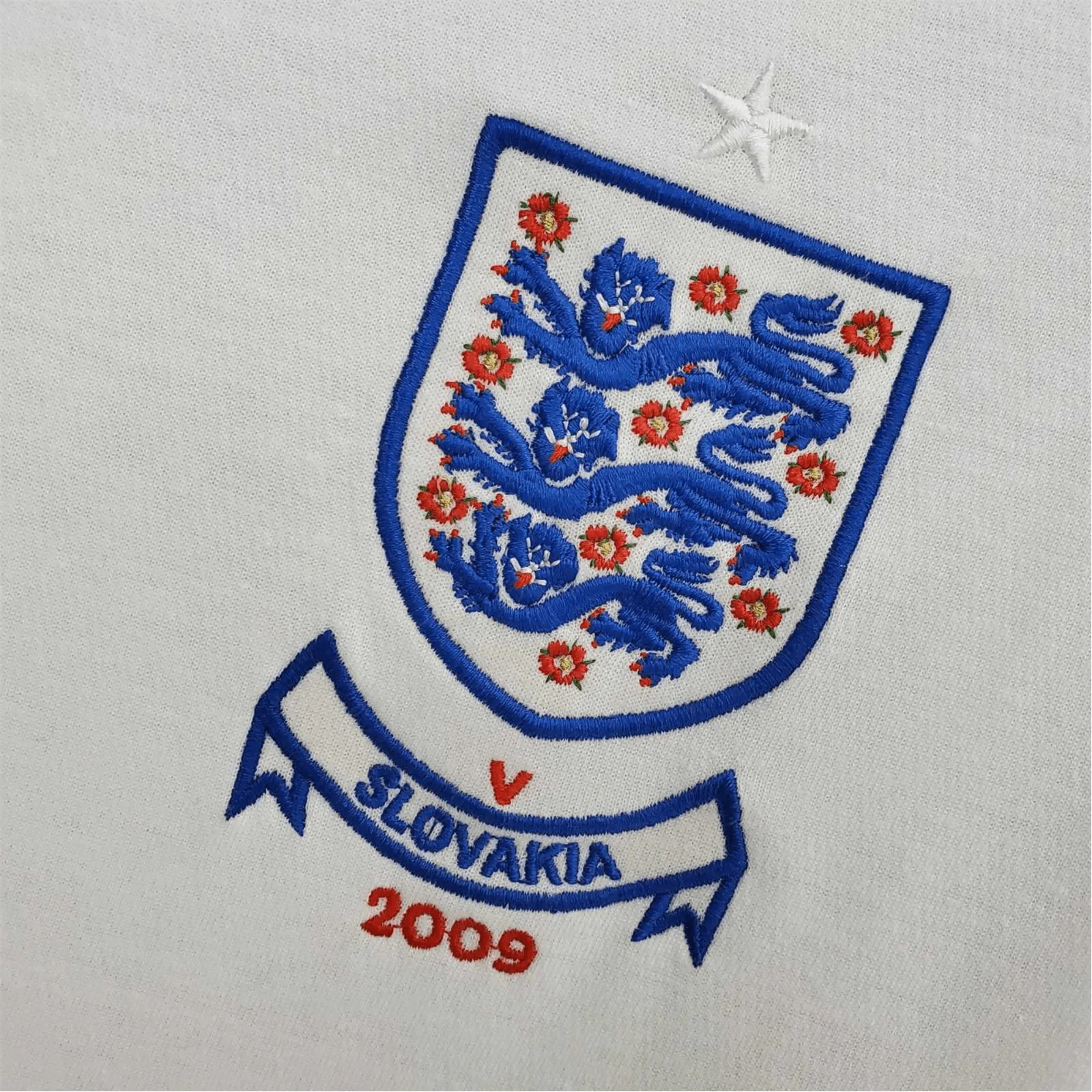 https://cdn.shopify.com/s/files/1/0826/7228/8075/files/2010-england-home-retro-kit-229387.webp?v=1741196951