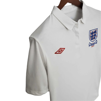 https://cdn.shopify.com/s/files/1/0826/7228/8075/files/2010-england-home-retro-kit-460273.webp?v=1741196950