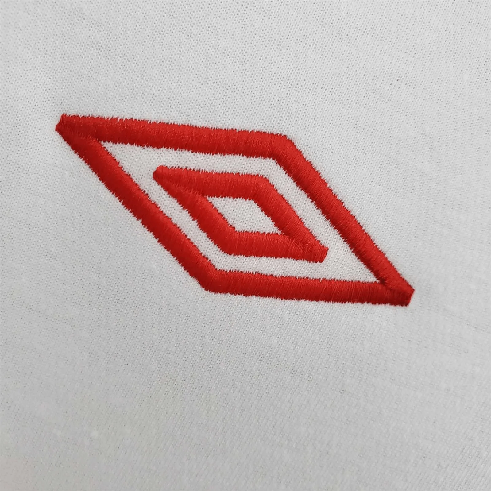 https://cdn.shopify.com/s/files/1/0826/7228/8075/files/2010-england-home-retro-kit-488264.webp?v=1741196949