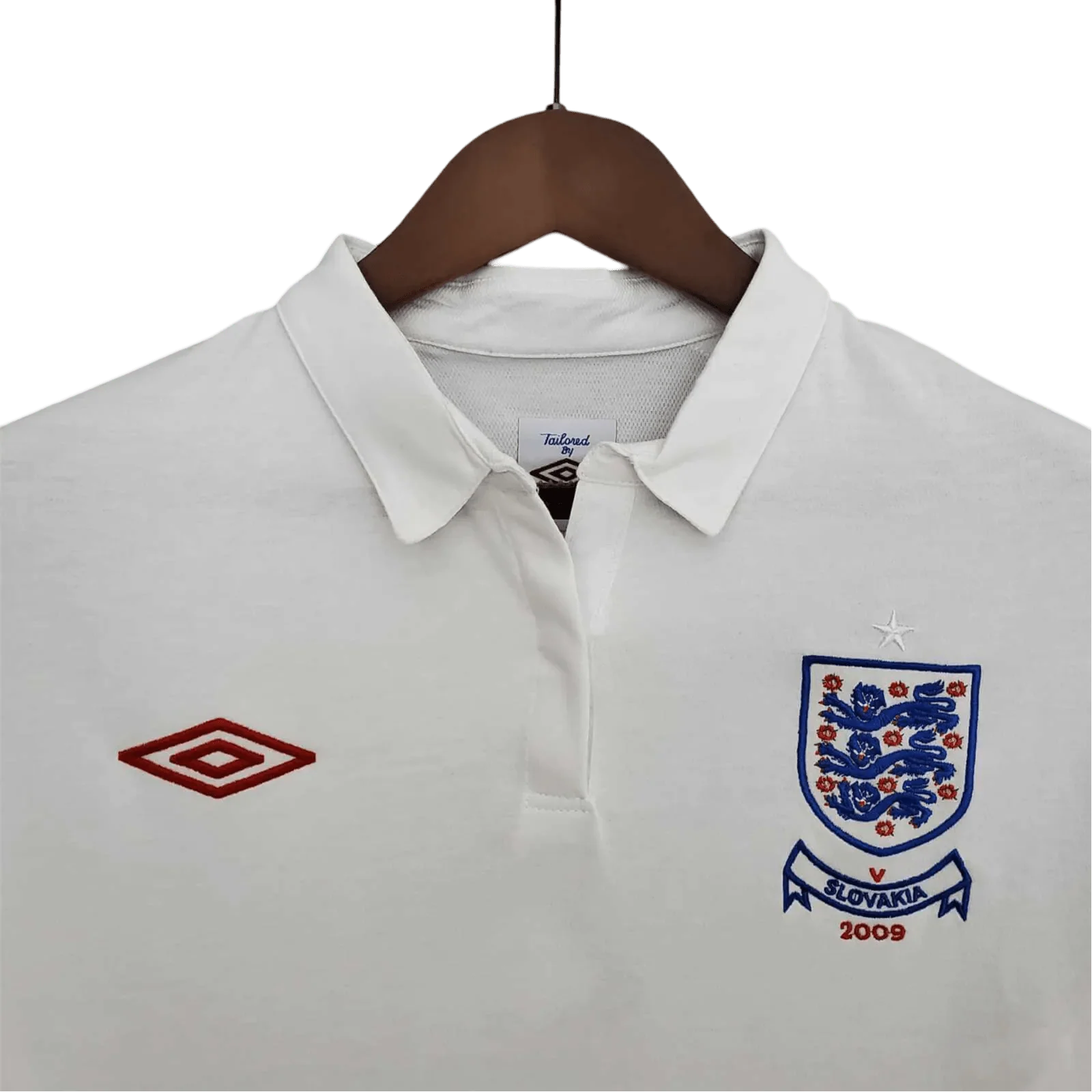 https://cdn.shopify.com/s/files/1/0826/7228/8075/files/2010-england-home-retro-kit-608399.webp?v=1741196947