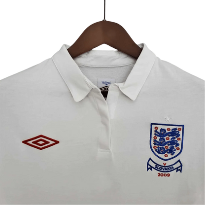 https://cdn.shopify.com/s/files/1/0826/7228/8075/files/2010-england-home-retro-kit-608399.webp?v=1741196947