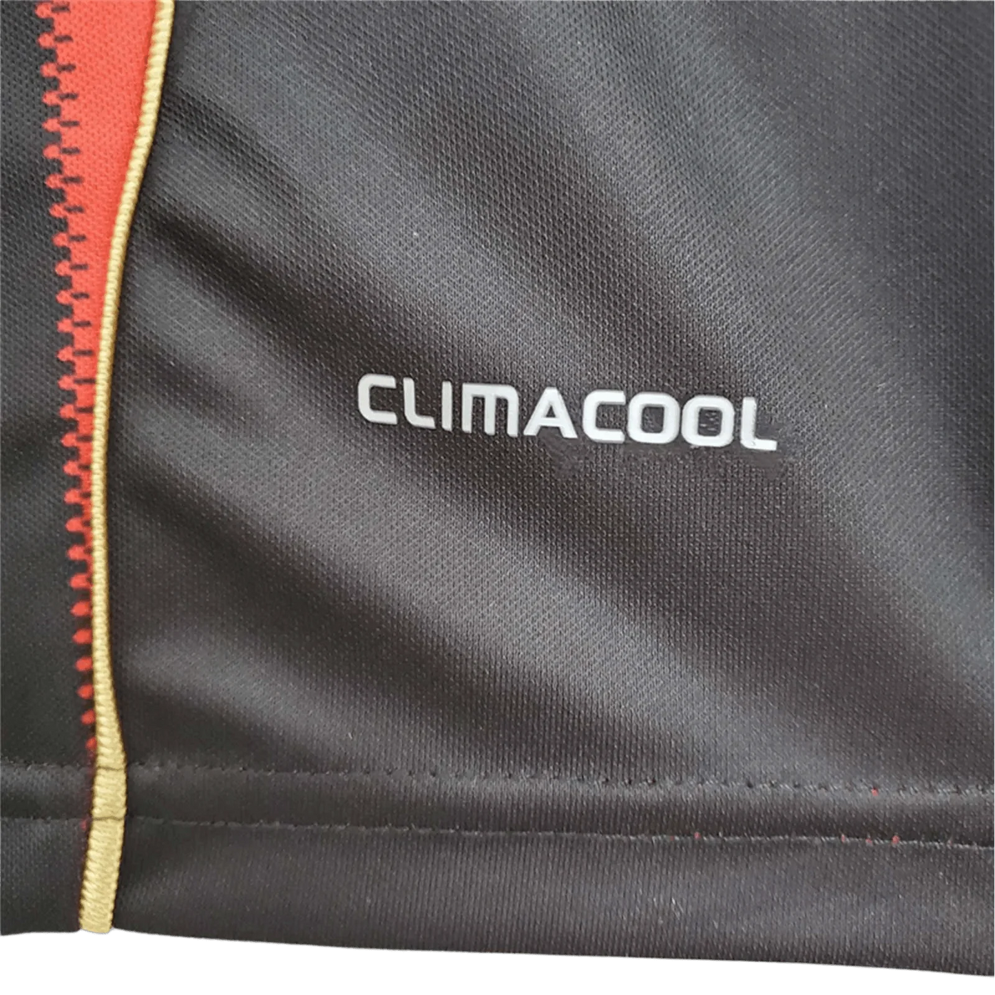 https://cdn.shopify.com/s/files/1/0826/7228/8075/files/20102011-ac-milan-fly-emirates-home-retro-kit-531500.webp?v=1741197282