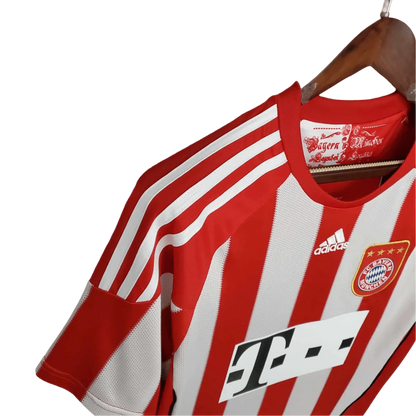 https://cdn.shopify.com/s/files/1/0826/7228/8075/files/20102011-bayern-munich-home-retro-kit-classickits433-501533.webp?v=1741197841
