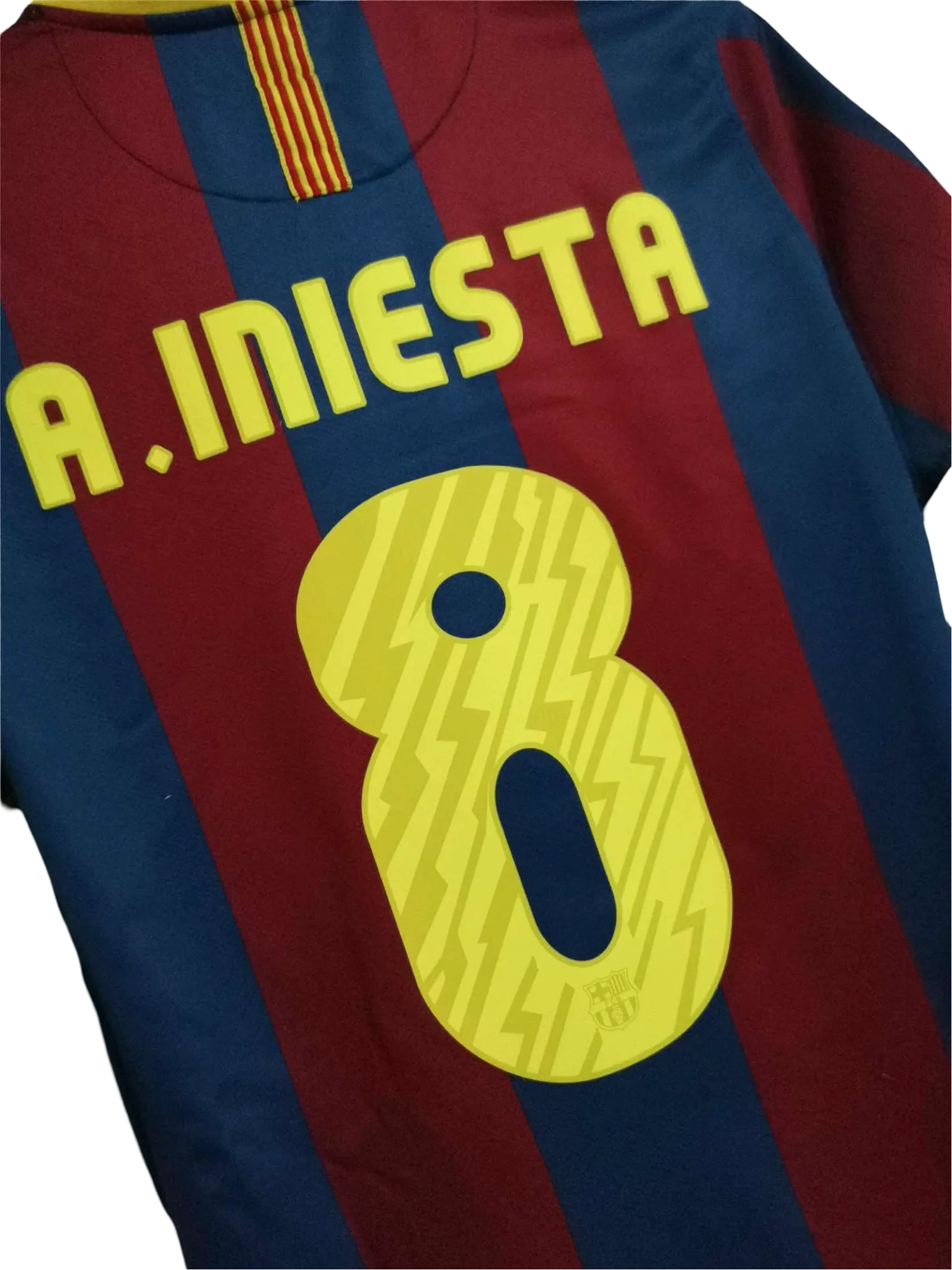 https://cdn.shopify.com/s/files/1/0826/7228/8075/files/20102011-fc-barcelona-unicef-home-retro-kit-classickits433-488282.webp?v=1741197555